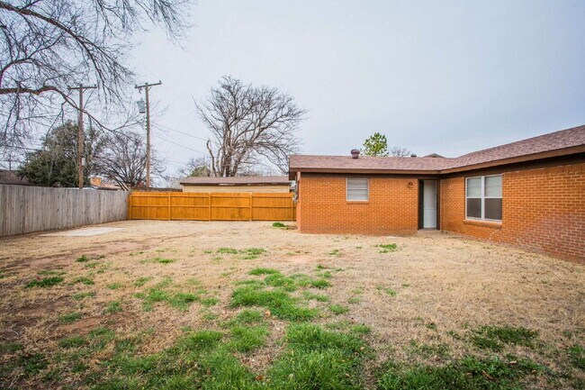 Building Photo - "Charming 3-Bed Retreat in Lubbock with Granite Accents & Spacious Living!"