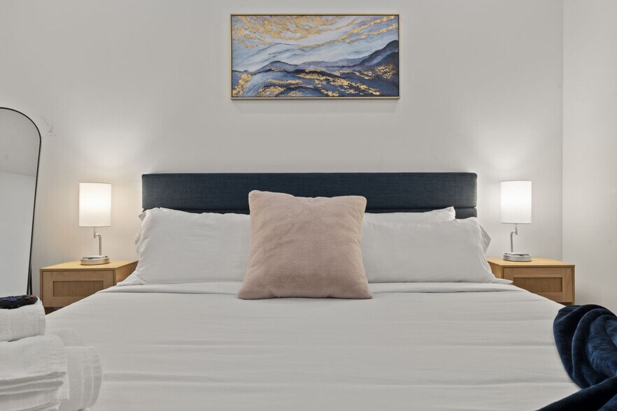 Building Photo - 501 N Perth St