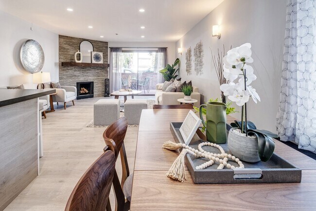 Building Photo - Advent - Low Deposit W/ Laundry & Parking!