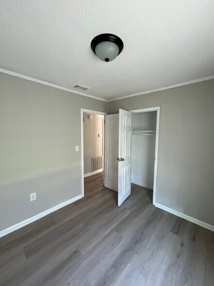 Building Photo - 2830 Village Green Dr