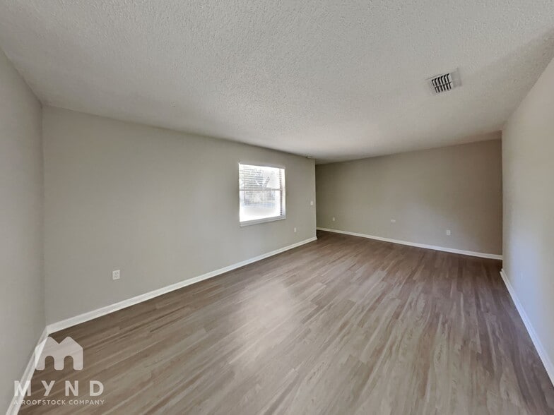 Building Photo - 2030 Voltaire St