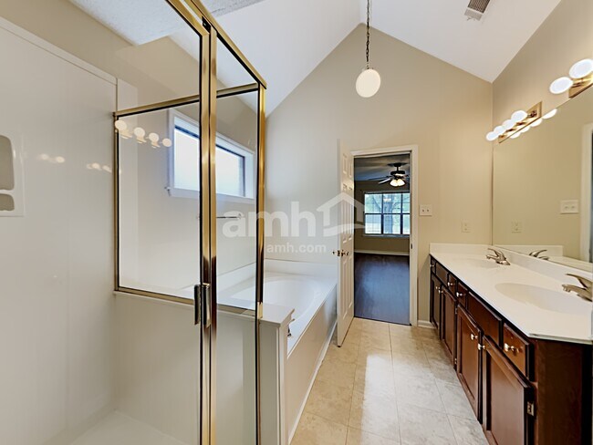 Building Photo - 6771 Oakmoor Cir S