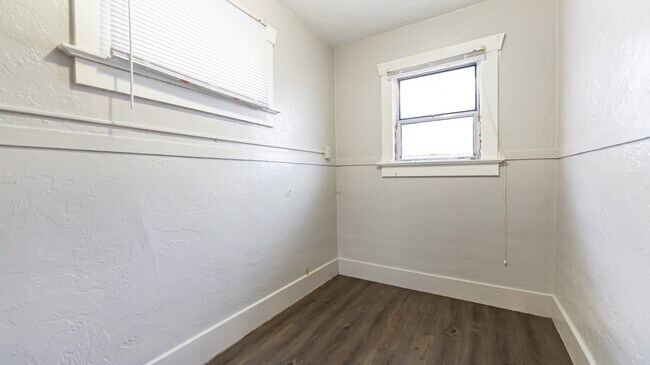 Building Photo - 725 N 10th Ave