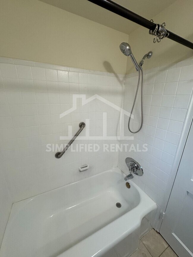 Building Photo - 2 Bedrooms 1 bathroom Unit available in Wa...