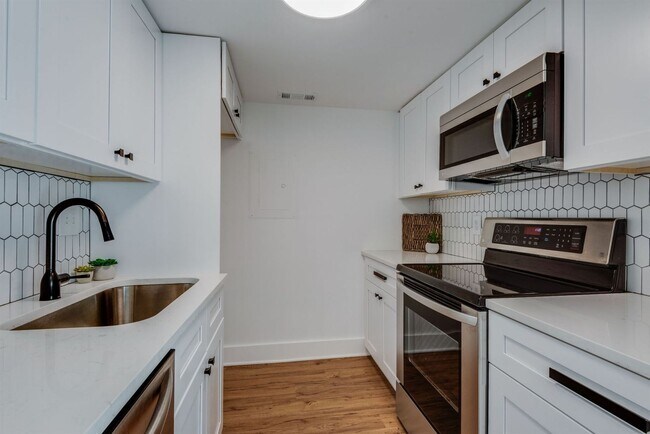 Building Photo - Beautifully remodeled condo