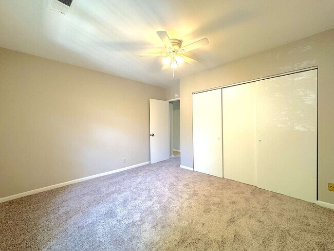 Building Photo - Welcome to this well-maintained top-floor condominium
