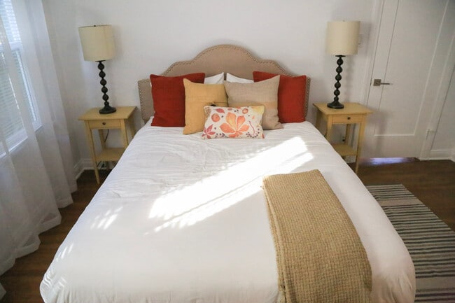 Building Photo - 601 S Sweetzer Ave