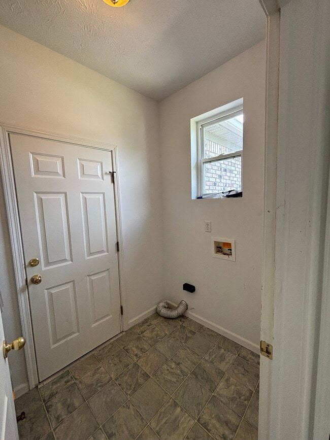 Building Photo - 950 Deer Field Dr