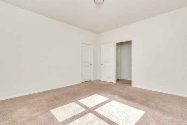 Building Photo - 718 Crystal Lakes Dr