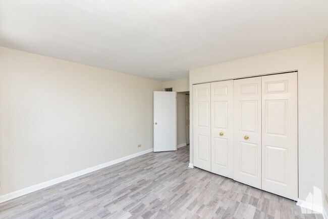 Building Photo - 1550 N LaSalle Dr