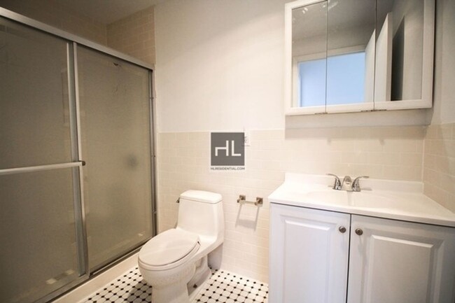 Building Photo - MELROSE STREET / 3-Bed 1.5-bath Bushwick P...