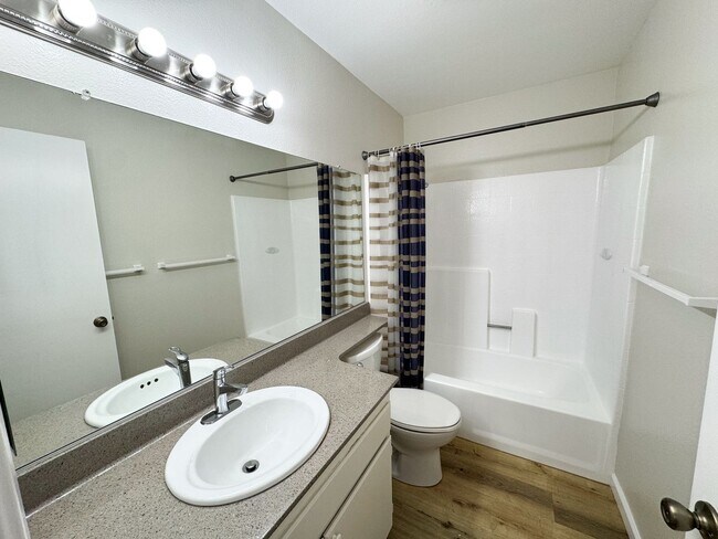 Building Photo - Eastlake : 2 bed, 2.5 bath vaulted ceiling...