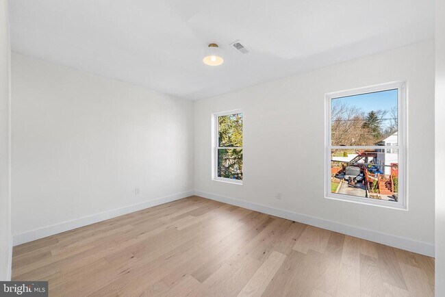 Building Photo - 705 Preston Ave