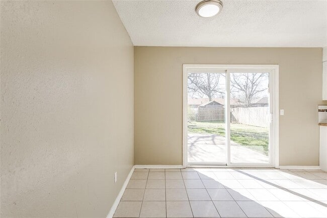 Building Photo - 645 Lloyd Ave