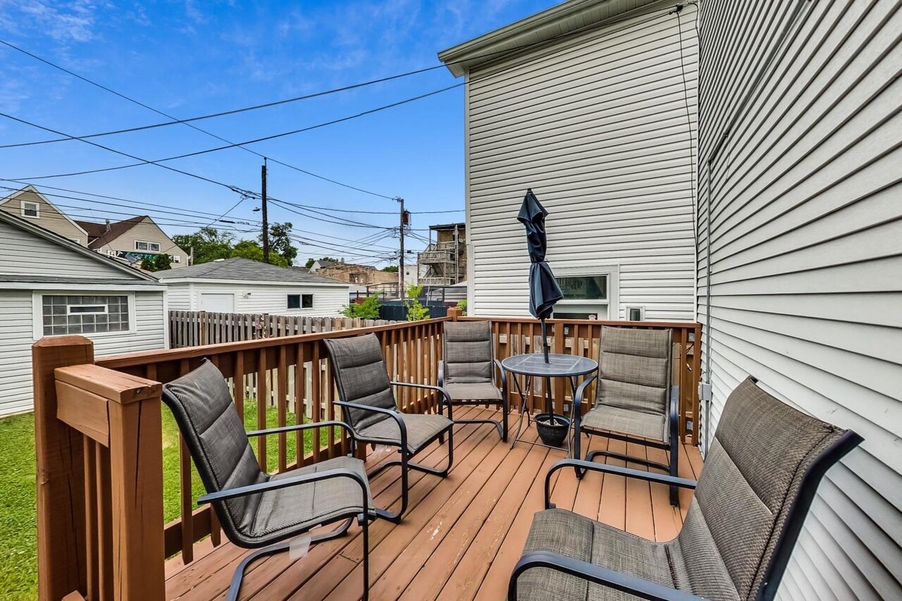 Building Photo - 3618 W Dickens Ave