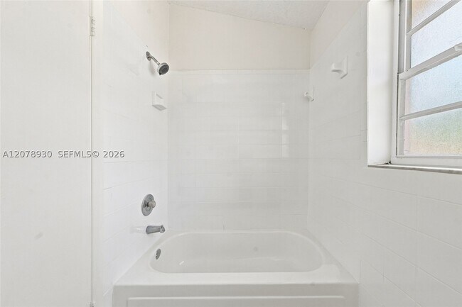 Building Photo - 402 NW 44th Ave