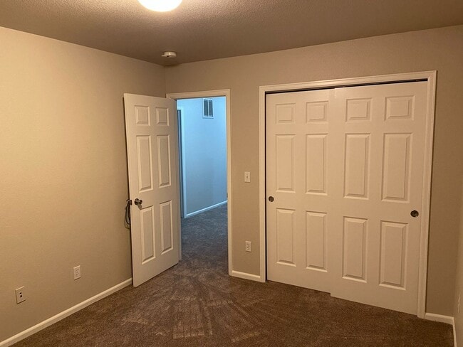 Building Photo - Newly Updated 3Bed/3Bath Townhome Near Ft Carson!