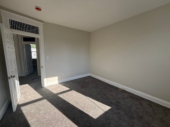 Building Photo - 410 N Loudon Ave