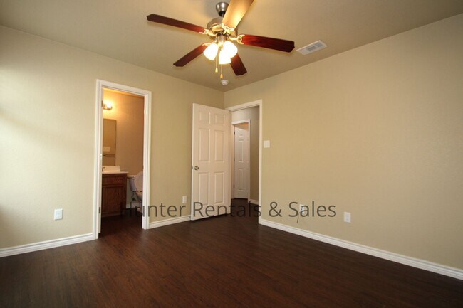 Building Photo - Spacious Duplex