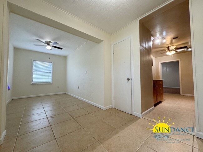 Building Photo - Charming 4-Bedroom Home in Fantastic Neigh...