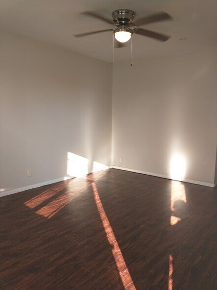 LIVING RM - 2529 HAMPTON LANE