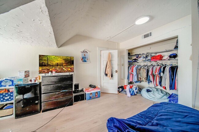Building Photo - Massive Newly Renovated 11-Bedroom House o...
