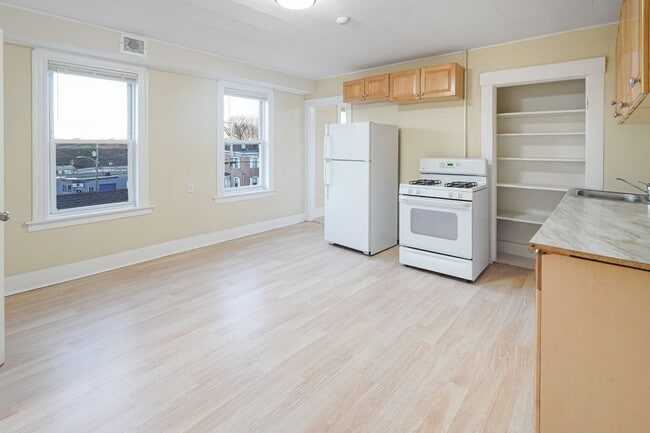 Building Photo - 168 Lunenburg St