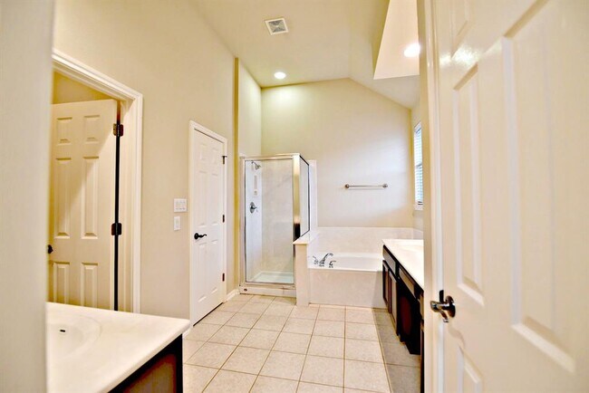 Building Photo - 15520 Interlachen Dr