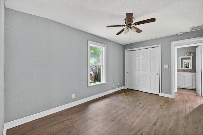 Building Photo - Location, Location, location! Large 3 Bedroom, 2 Bathroom Home for rent. This home has recently b...