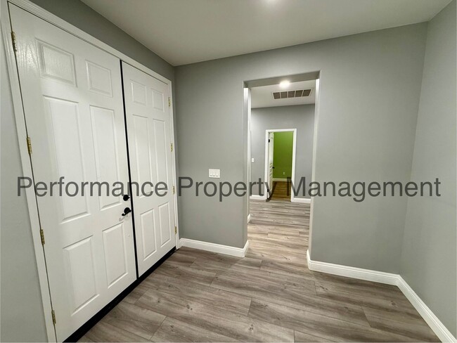 Building Photo - Stunning 4 Bed/3 Bath NW Bakersfield Home ...