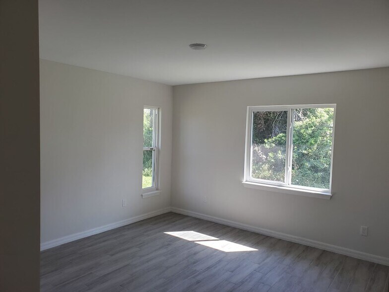 Building Photo - Coming Soon Newer 3x2 Duplex Unit