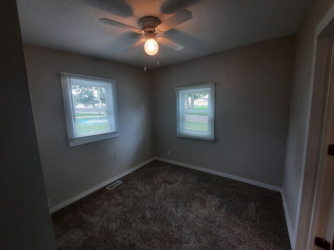 Building Photo - 2 Bedroom, 1 Bathroom rental home with gar...