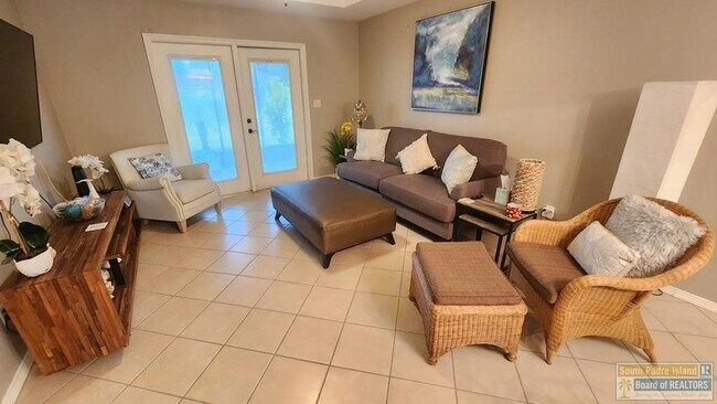 Building Photo - 9 Doral Dr