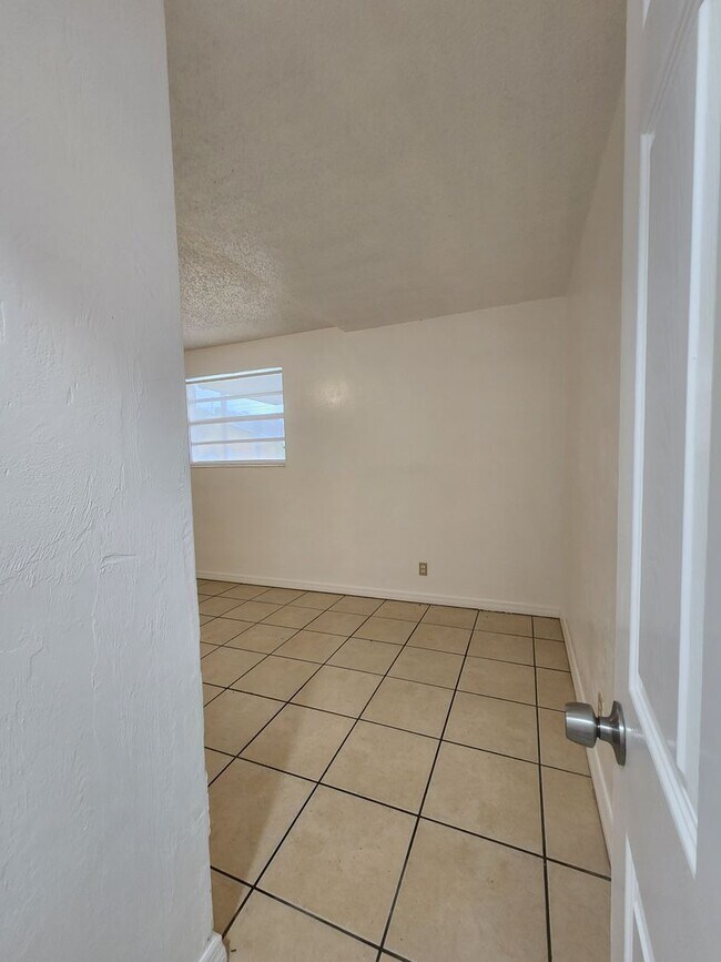 Building Photo - 4 Bedroom Single Family Home