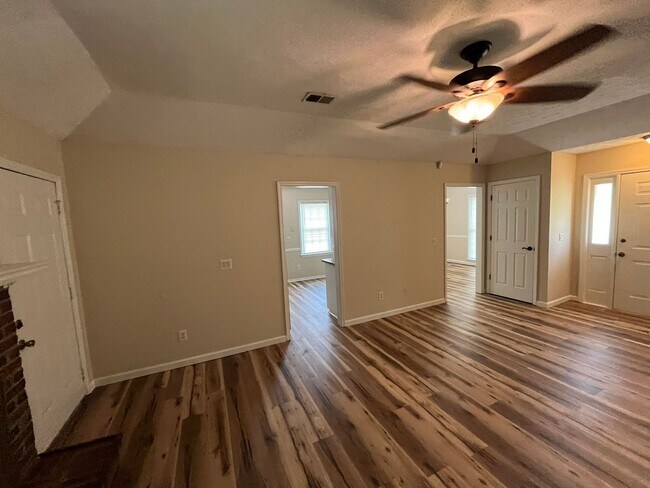 Building Photo - Hidden Gem in Holiday Park Subdivision!