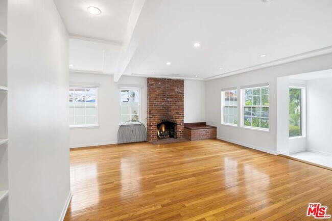 Building Photo - 4753 Saloma Ave
