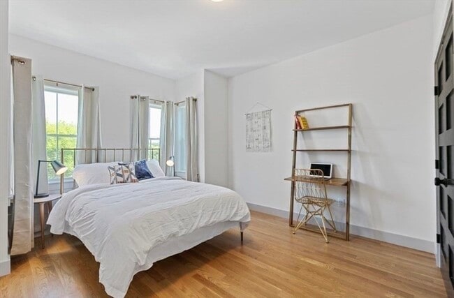 Building Photo - 43 Wordsworth St