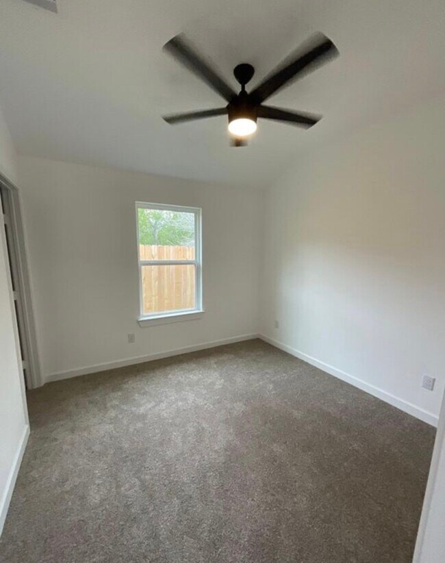 Building Photo - 5202 Northridge Dr