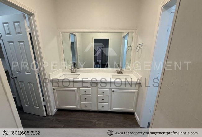 Building Photo - Renovated beauty near the country club and golf course!