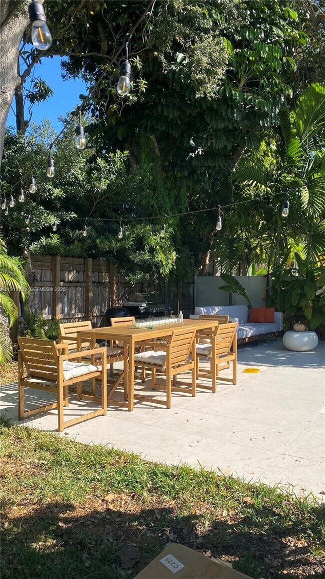 Building Photo - 1277 SW 19th St