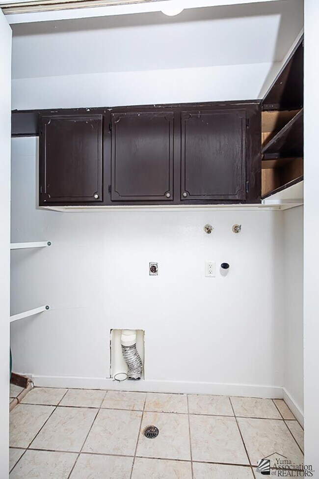 Building Photo - 1931 Paris Ct