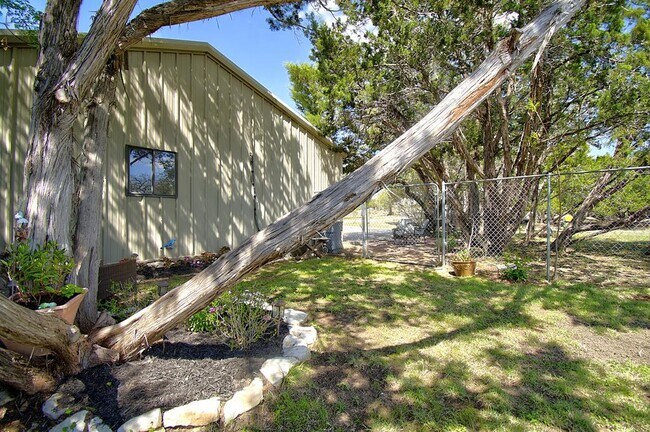 Building Photo - 110 Real Woods View E