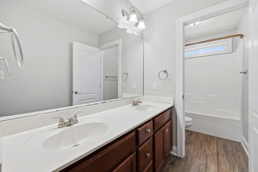 Building Photo - 768 Riverbirch Dr