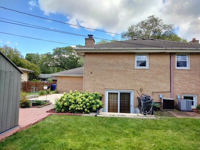 Building Photo - 904 S Edward St