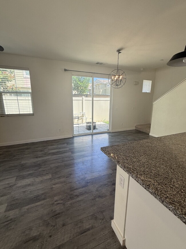 Building Photo - $500 OFF MOVE IN - Must take possession within 14 days.  Located in the desirable Vista Bella com...