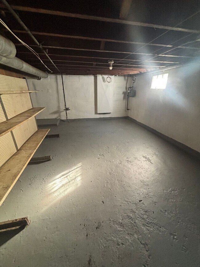 Building Photo - 3bd Single Voucher Only