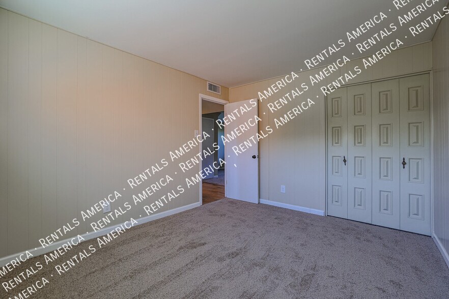 Building Photo - 8613 E Clarendon Ave