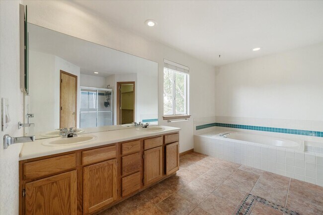 Building Photo - Gorgeous 5 Bedroom, 4 Bath Home on the Edg...