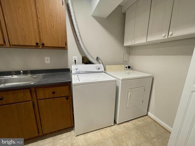 Building Photo - 7609 Dominion Dr