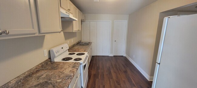 Building Photo - Newly Renovated 4 BEDROOM SINGLE FAMILY HOME